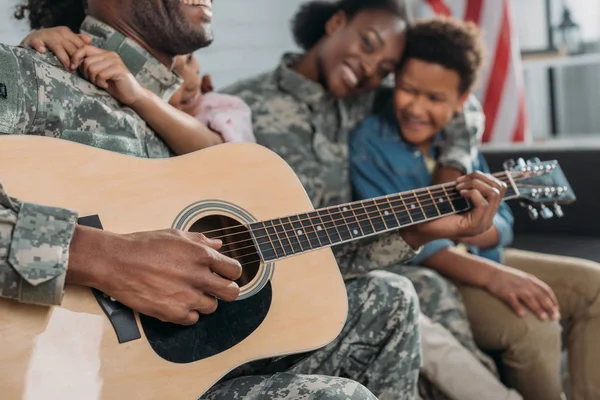 Femme Enfants Écoutant Père Camouflage Jouant Guitare — Photo