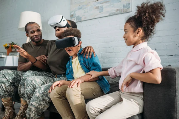 Soldados Femeninos Masculinos Afroamericanos Sus Hijos Usando Auriculares Realidad Virtual — Foto de Stock