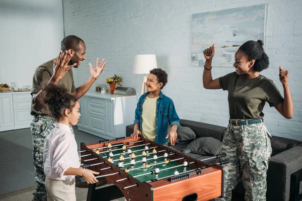 Bundeswehrsoldaten Mit Glücklichen Kindern Beim Tischkicker Spielen — Stockfoto