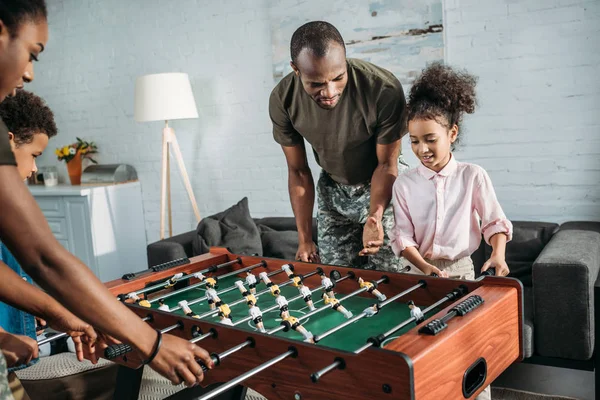 Pais Roupas Camuflagem Jogando Futebol Mesa Com Seus Filhos — Fotografia de Stock