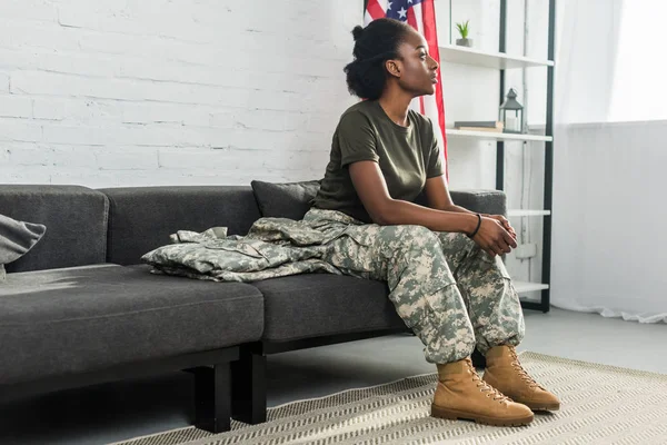 Jovem Soldado Roupas Camuflagem Esperando Sofá Quarto — Fotografia de Stock