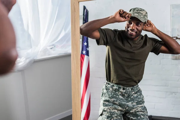 Lachende Afrikaanse Amerikaanse Soldaat Camouflage Kleding Poseren Door Spiegel — Stockfoto