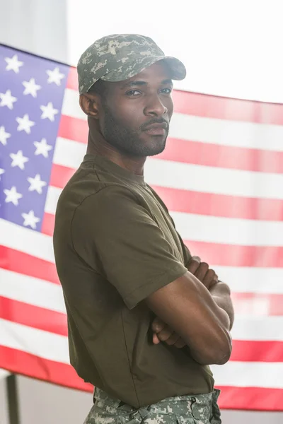 Confiado Hombre Afroamericano Ropa Camuflaje Frente Nosotros Bandera — Foto de stock gratis