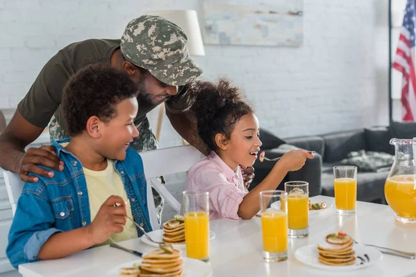 Vater Armeeuniform Und Afrikanisch Amerikanische Kinder Frühstücken Mit Pfannkuchen — Stockfoto