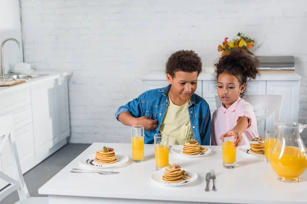 Hermano Hermana Afroamericanos Desayunando Con Panqueques — Foto de Stock