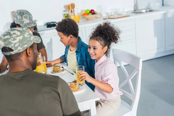 子供と朝食を楽しんで迷彩服で両親と幸せな家族 — ストック写真