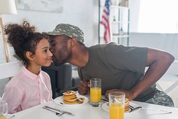 Padre Ejército Uniforme Besos Africano Americano Hija Por Cocina Mesa — Foto de Stock