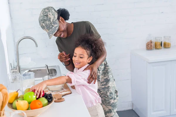 Mutter Soldatin Und Afrikanisch Amerikanisches Kind Kochen Zusammen — Stockfoto