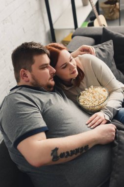 Divan patlamış mısır ile sarılma ve evde tv izlerken sevgili