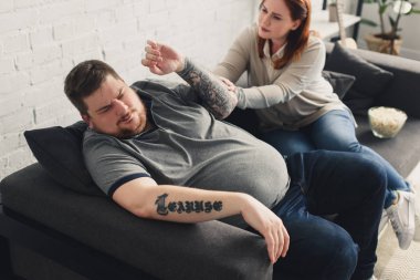 boyutu artı erkek evde kız arkadaşı ile konuşurken reddetme