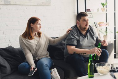 akıllı telefon tutarak ve boyutu artı evde erkek palming kız