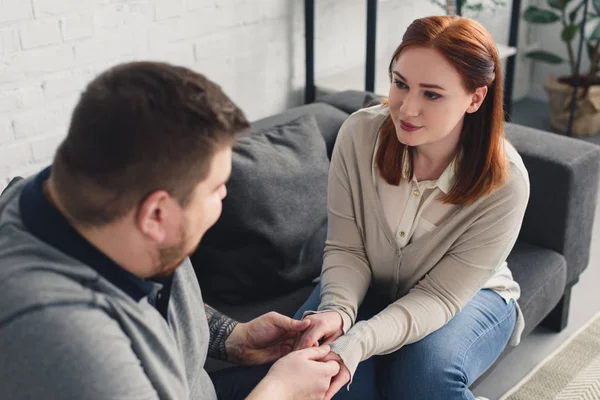 Gelukkig Vriend Vriendin Hand Hand Kijken Naar Elkaar Thuis — Stockfoto