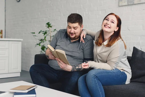 Novio Leyendo Libro Novia Sonriente Casa — Foto de Stock