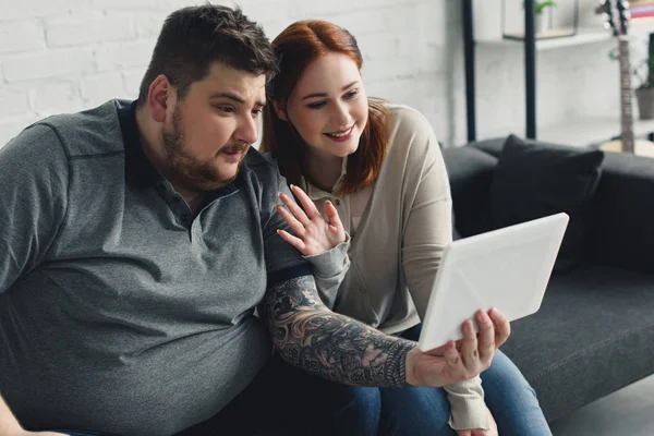 evde tablet görüntülü arama sırasında kız arkadaşı sallanan el gülümseyen