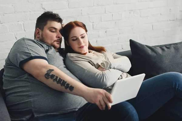 Boyfriend Girlfriend Lying Sofa Watching Something Tablet Home — Free Stock Photo