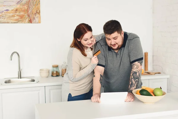 Übergewichtige Paare kaufen online ein — Stockfoto
