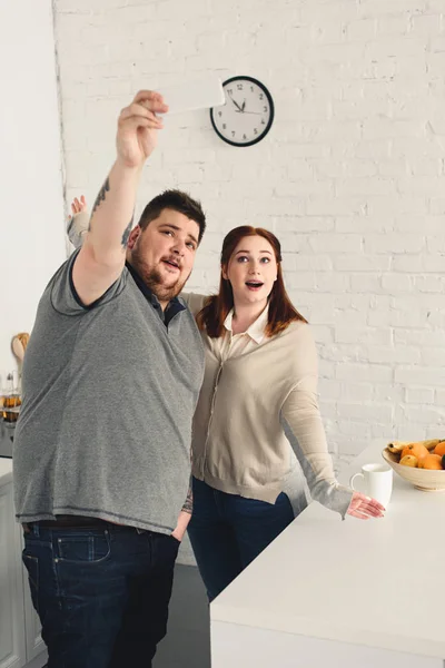 Sorprendido Novio Novia Tomando Selfie Con Teléfono Inteligente Cocina — Foto de stock gratuita