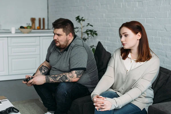 Worried Girlfriend Sitting Sofa While Boyfriend Playing Video Game Home — Stock Photo, Image