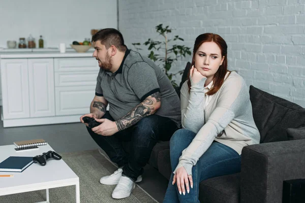 Толстая расстроенная девушка — стоковое изображение Толстая расстроенная девушка — стоковое фото