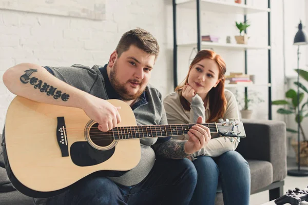 Freund Hält Gitarre Und Schaut Hause Die Kamera — Stockfoto