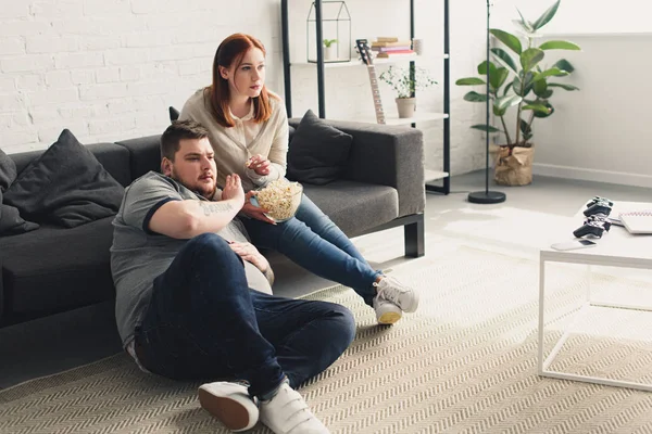 Boyfriend Girlfriend Watching Movie Eating Popcorn Home — Stock Photo, Image
