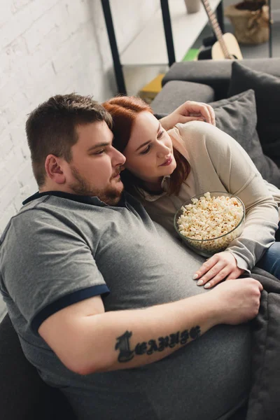 Namorado Namorada Abraçando Sofá Com Pipocas Assistindo Casa — Fotografia de Stock