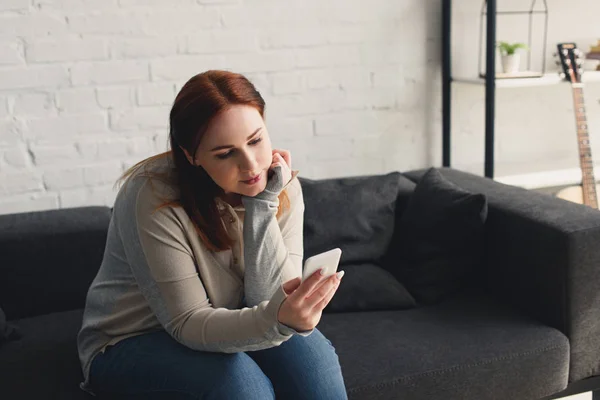 Krásná Dívka Sedí Pohovce Použití Smartphone Doma — Stock fotografie