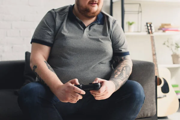 Imagem Cortada Tamanho Mais Homem Jogando Videogame Casa — Fotografia de Stock