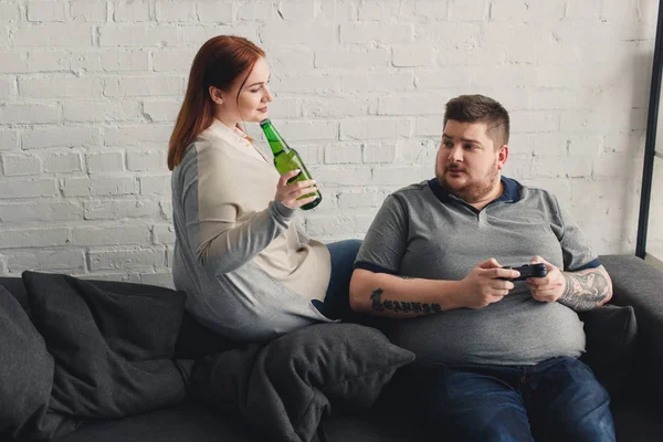 Size Boyfriend Holding Joystick Girlfriend Holding Bottle Beer Home — Free Stock Photo