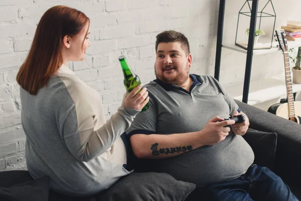 Happy Size Boyfriend Holding Joystick Girlfriend Holding Bottle Beer Home — Free Stock Photo