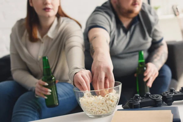 Nemen van popcorn — Stockfoto