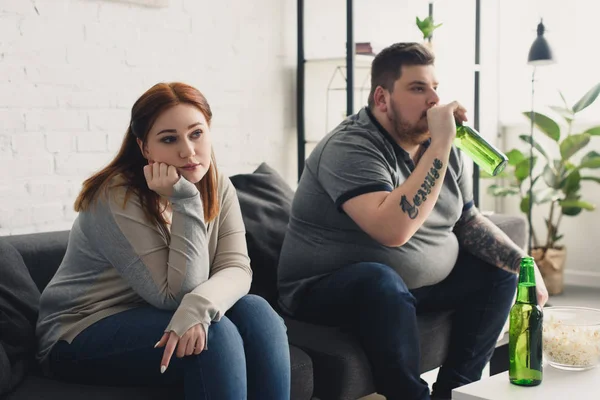 Grootte Vriendje Drinken Bier Vriendin Zoek Weg Thuis — Stockfoto