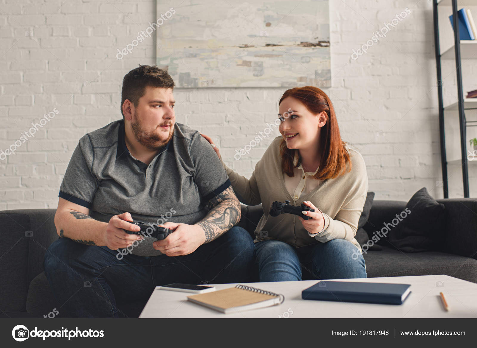 Alegre namorado e namorada jogando videogame para ganhar. casal