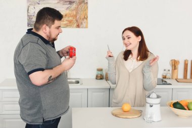 erkek ev gülümseyen kız arkadaşına mevcut gösterilen