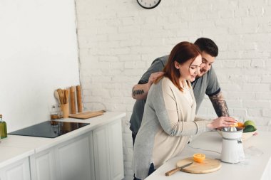 o suyu mutfak at zorluyor ise erkek kucaklama kız kilolu
