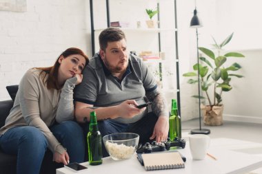 yorgun boyutu artı erkek ve kız arkadaşı, evde tv izlerken