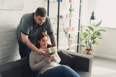 erkek kız arkadaşına evde mevcut hediye