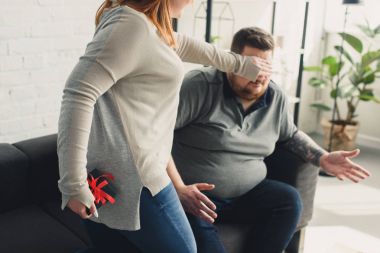 erkek gözler kapsayan ve mevcut kutusu evde tutan kız Resim kırpılmış