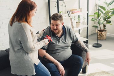 oturma odası, mutlu erkek mevcut hediye kız