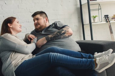 sarılma ve evde birbirine bakarak sevgili