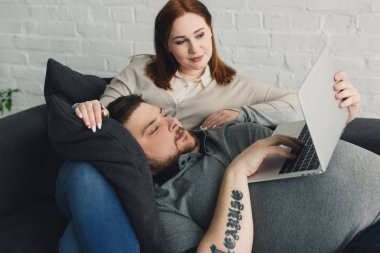 Kilolu çift dizüstü bilgisayar kullanarak