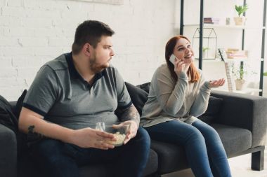 boyutu artı erkek smartphone tarafından evde konuşmak kız adlı arıyor