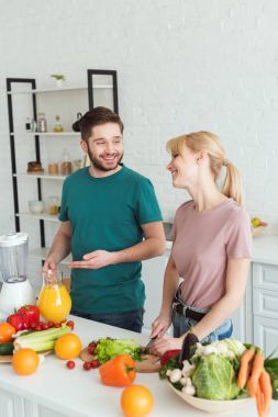 gülümseyen ve mutfak yemek pişirme sırasında konuşurken vegans birkaç