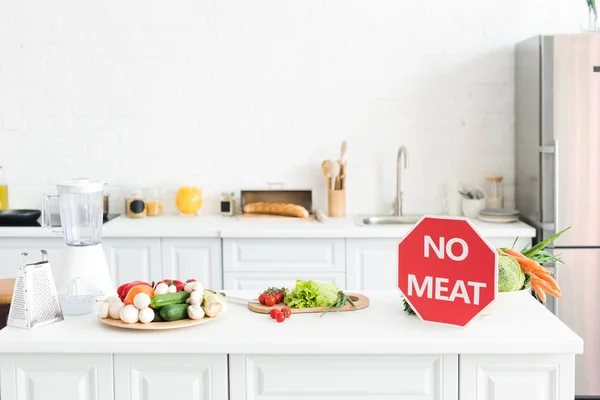 Reifes Leckeres Gemüse Und Kein Fleischschild Auf Der Küchentheke — Stockfoto