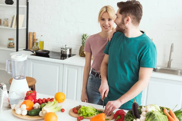 Vegan Girlfriend Hugging Boyfriend While Cutting Vegetables Kitchen — Free Stock Photo