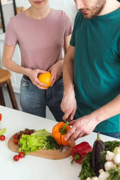 キッチンでビーガン サラダの彼氏カット野菜の画像をトリミング — ストック写真