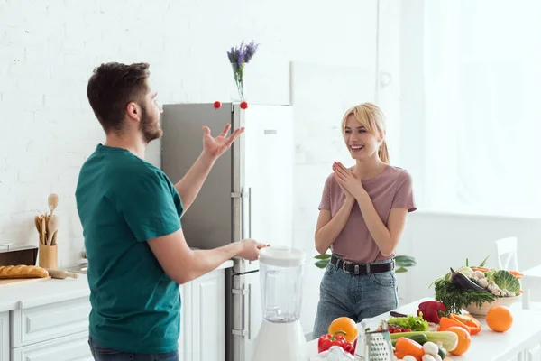 Vegan Boyfriend Juggling Cherry Tomatoes Happy Girlfriend Kitchen — Stock Photo, Image