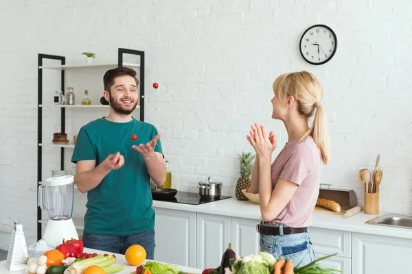 Vegan Pojkvän Jonglering Med Körsbärstomater Kök — Stockfoto