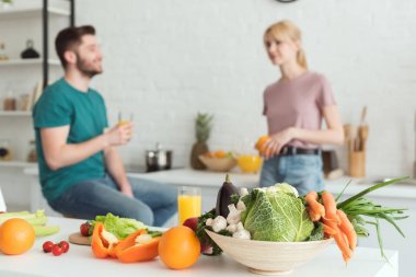meyve ve sebze ile mutfak tutulur konuşan vegan Çift