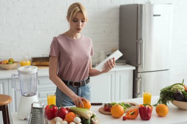 pişirme ve tablet reçete ile mutfakta tutan çekici vegan kız